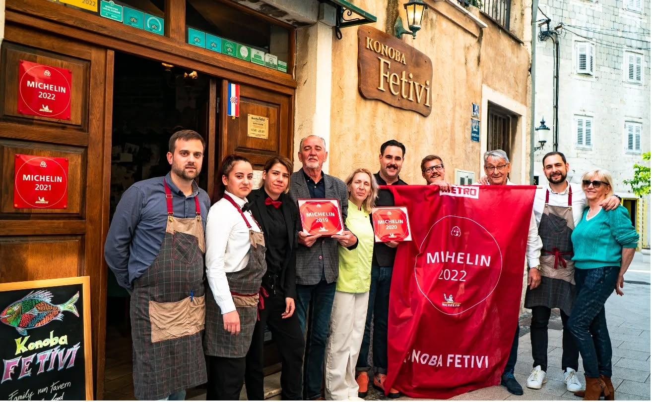 Ekipa Konobe Fetivi s Michelin Bib Gourmand priznanjima pred ulazom konobe